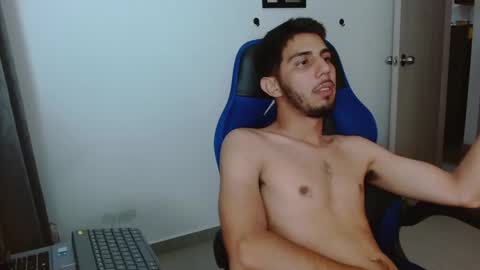 Snapshot of alejo_hot23 chatting on 11-01-25, 01:29 David online show from 11-01-25, 01:29