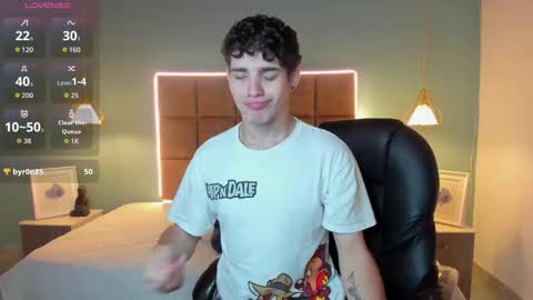 Snapshot of alejootwink chatting on 11-18-25, 05:17 ALejoo Saenz online show from 11-18-25, 05:17