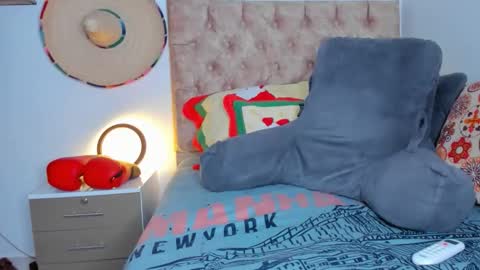 Snapshot of alejostrong chatting on 12-16-25, 02:38 alejostrong online show from 12-16-25, 02:38