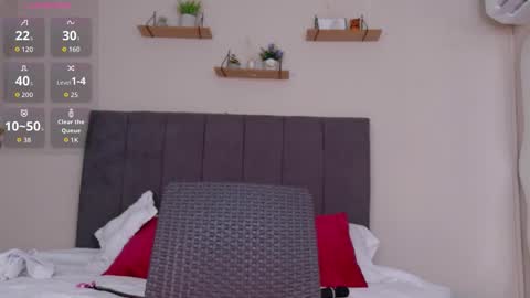 Snapshot of ales_bloom chatting on 10-30-25, 12:50 Ales online show from 10-30-25, 12:50