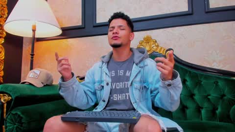 Snapshot of aless_king chatting on 01-19-25, 12:28 Alessandro King online show from 01-19-25, 12:28