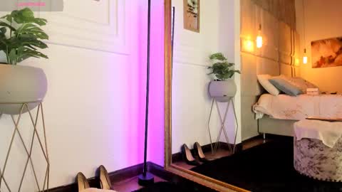 Snapshot of alessialondon chatting on 02-25-25, 07:09 Alessia online show from 02-25-25, 07:09