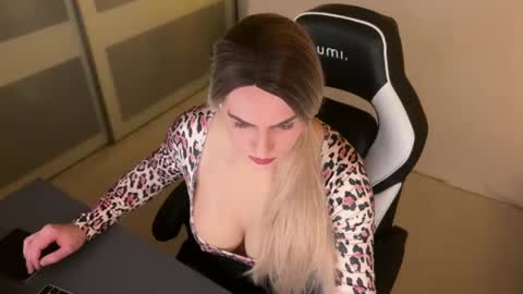 Snapshot of alevsandra87 chatting on 12-27-24, 10:59 Leyla Leg online show from 12-27-24, 10:59