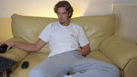 Snapshot of alex83530 chatting on 10-25-25, 09:50 Alex83530 online show from 10-25-25, 09:50