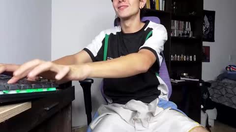 Snapshot of alex_connorr chatting on 11-08-25, 10:52 alex_connorr online show from 11-08-25, 10:52