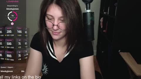 Snapshot of alexa_dream chatting on 12-11-24, 11:10 dont be afraid to click social media link its working just click on that online show from 12-11-24, 11:10