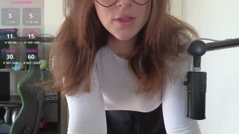 Snapshot of alexa_dream chatting on 10-08-25, 05:32 dont be afraid to click social media link its working just click on that online show from 10-08-25, 05:32