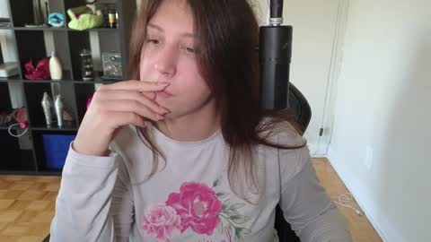 Snapshot of alexa_dream chatting on 10-15-25, 09:48 dont be afraid to click social media link its working just click on that online show from 10-15-25, 09:48