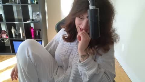 Snapshot of alexa_dream chatting on 10-22-25, 08:08 dont be afraid to click social media link its working just click on that online show from 10-22-25, 08:08