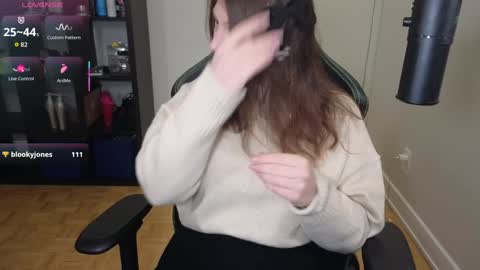 Snapshot of alexa_dream chatting on 11-06-25, 12:22 dont be afraid to click social media link its working just click on that online show from 11-06-25, 12:22