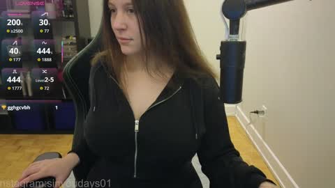 Snapshot of alexa_dream chatting on 11-18-25, 10:36 dont be afraid to click social media link its working just click on that online show from 11-18-25, 10:36