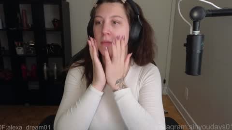 Snapshot of alexa_dream chatting on 12-17-25, 11:00 dont be afraid to click social media link its working just click on that online show from 12-17-25, 11:00