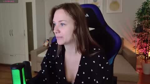 Snapshot of alexa_feels chatting on 06-25-26, 04:22 Little Duck homie online show from 06-25-26, 04:22