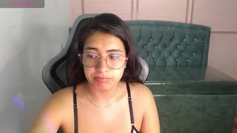 Snapshot of alexa_romero_t chatting on 10-15-25, 11:43 Alexandra online show from 10-15-25, 11:43