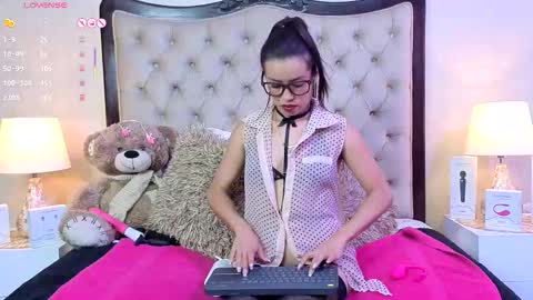 Snapshot of alexa_starckk chatting on 10-15-25, 06:19 Aleza Starck online show from 10-15-25, 06:19