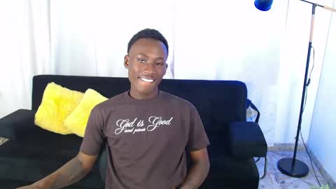 Snapshot of alexaandro18 chatting on 05-23-26, 01:37 Alexandro online show from 05-23-26, 01:37