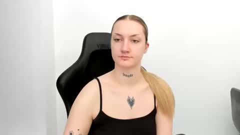 Snapshot of alexafragile chatting on 04-22-26, 11:12 Alexa online show from 04-22-26, 11:12