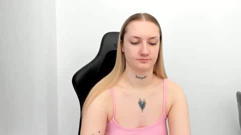 Snapshot of alexafragile chatting on 04-24-26, 11:01 Alexa online show from 04-24-26, 11:01