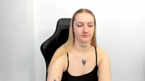 Snapshot of alexafragile chatting on 04-28-26, 11:59 Alexa online show from 04-28-26, 11:59