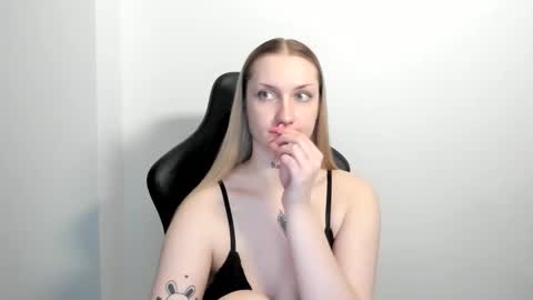 Snapshot of alexafragile chatting on 05-11-26, 02:45 Alexa online show from 05-11-26, 02:45
