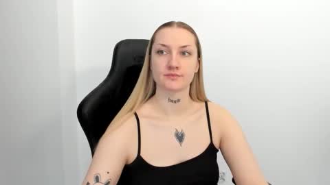 Snapshot of alexafragile chatting on 05-16-26, 10:36 Alexa online show from 05-16-26, 10:36