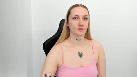 Snapshot of alexafragile chatting on 05-18-26, 11:05 Alexa online show from 05-18-26, 11:05