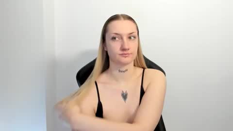 Snapshot of alexafragile chatting on 05-25-26, 12:11 Alexa online show from 05-25-26, 12:11