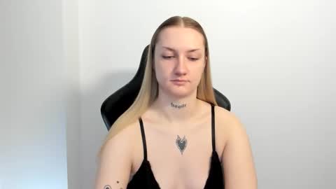 Snapshot of alexafragile chatting on 05-27-26, 12:02 Alexa online show from 05-27-26, 12:02