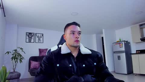 Snapshot of alexander_collin_ chatting on 01-08-25, 01:52 Alex Collin online show from 01-08-25, 01:52