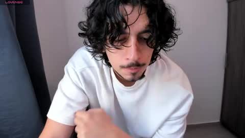 Snapshot of alexfloreszzz chatting on 05-12-26, 12:46 alexfloreszzz online show from 05-12-26, 12:46