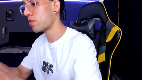 Snapshot of alexgiraldo__ chatting on 09-24-25, 02:42 alexgiraldo__ online show from 09-24-25, 02:42