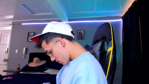 Snapshot of alexgiraldo__ chatting on 10-01-25, 04:02 alexgiraldo__ online show from 10-01-25, 04:02