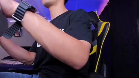 Snapshot of alexgiraldo__ chatting on 10-19-25, 01:12 alexgiraldo__ online show from 10-19-25, 01:12