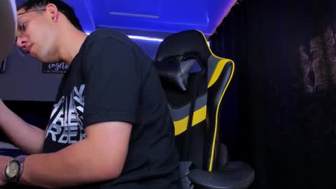 Snapshot of alexgiraldo__ chatting on 10-21-25, 02:29 alexgiraldo__ online show from 10-21-25, 02:29