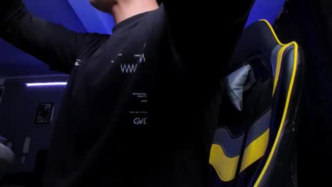 Snapshot of alexgiraldo__ chatting on 10-23-25, 02:33 alexgiraldo__ online show from 10-23-25, 02:33