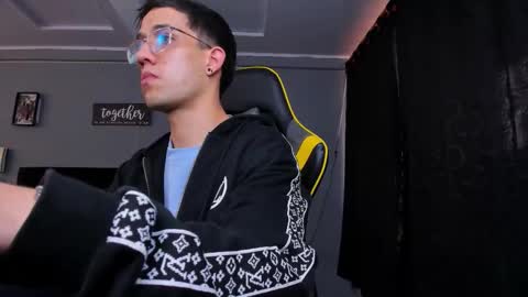 Snapshot of alexgiraldo__ chatting on 10-25-25, 12:13 alexgiraldo__ online show from 10-25-25, 12:13