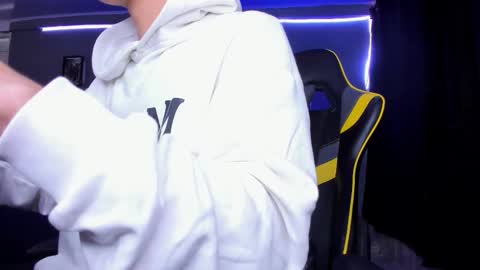 Snapshot of alexgiraldo__ chatting on 11-04-25, 12:37 alexgiraldo__ online show from 11-04-25, 12:37