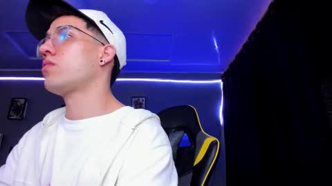 Snapshot of alexgiraldo__ chatting on 11-07-25, 12:05 alexgiraldo__ online show from 11-07-25, 12:05