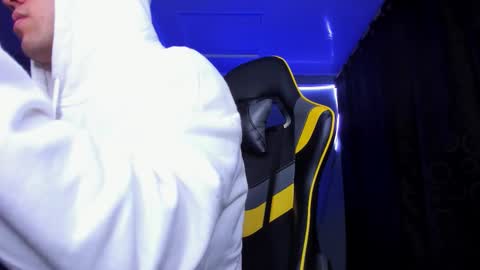 Snapshot of alexgiraldo__ chatting on 11-15-25, 04:32 alexgiraldo__ online show from 11-15-25, 04:32