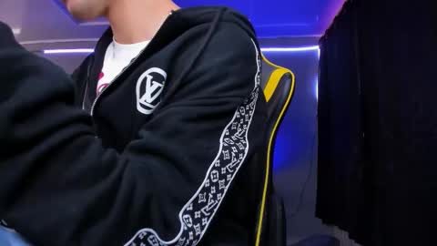 Snapshot of alexgiraldo__ chatting on 11-17-25, 12:33 alexgiraldo__ online show from 11-17-25, 12:33