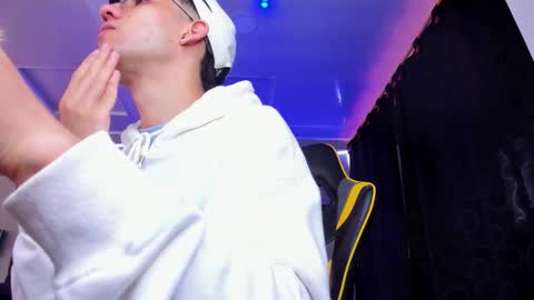 Snapshot of alexgiraldo__ chatting on 11-21-25, 12:15 alexgiraldo__ online show from 11-21-25, 12:15