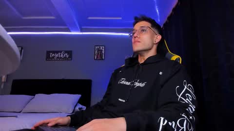 Snapshot of alexgiraldo__ chatting on 12-02-25, 11:48 alexgiraldo__ online show from 12-02-25, 11:48