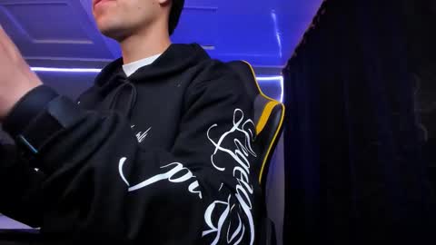 Snapshot of alexgiraldo__ chatting on 12-03-25, 11:52 alexgiraldo__ online show from 12-03-25, 11:52