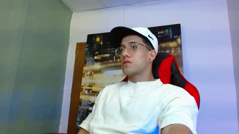 Snapshot of alexgiraldo__ chatting on 03-28-26, 05:29 alexgiraldo__ online show from 03-28-26, 05:29