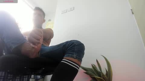 Snapshot of alexxx_feethis chatting on 11-18-25, 07:40 Alex A online show from 11-18-25, 07:40