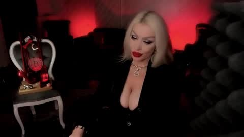 Snapshot of alfa_female chatting on 12-20-24, 04:09 AlfaFemale online show from 12-20-24, 04:09