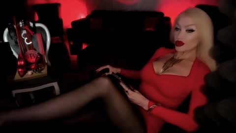 Snapshot of alfa_female chatting on 10-11-25, 07:18 AlfaFemale online show from 10-11-25, 07:18