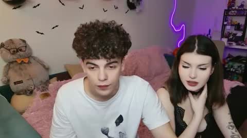 Snapshot of alice118james chatting on 10-12-25, 06:29 alice and james online show from 10-12-25, 06:29