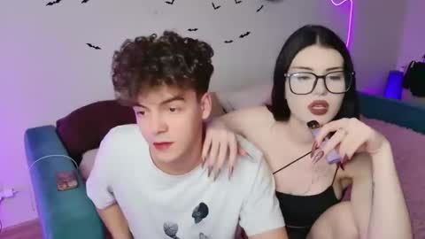 Snapshot of alice118james chatting on 11-06-25, 11:22 alice and james online show from 11-06-25, 11:22