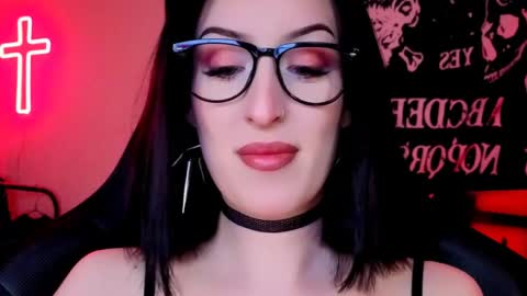 Snapshot of alice___mistress chatting on 05-19-26, 01:11 Miss Alice online show from 05-19-26, 01:11